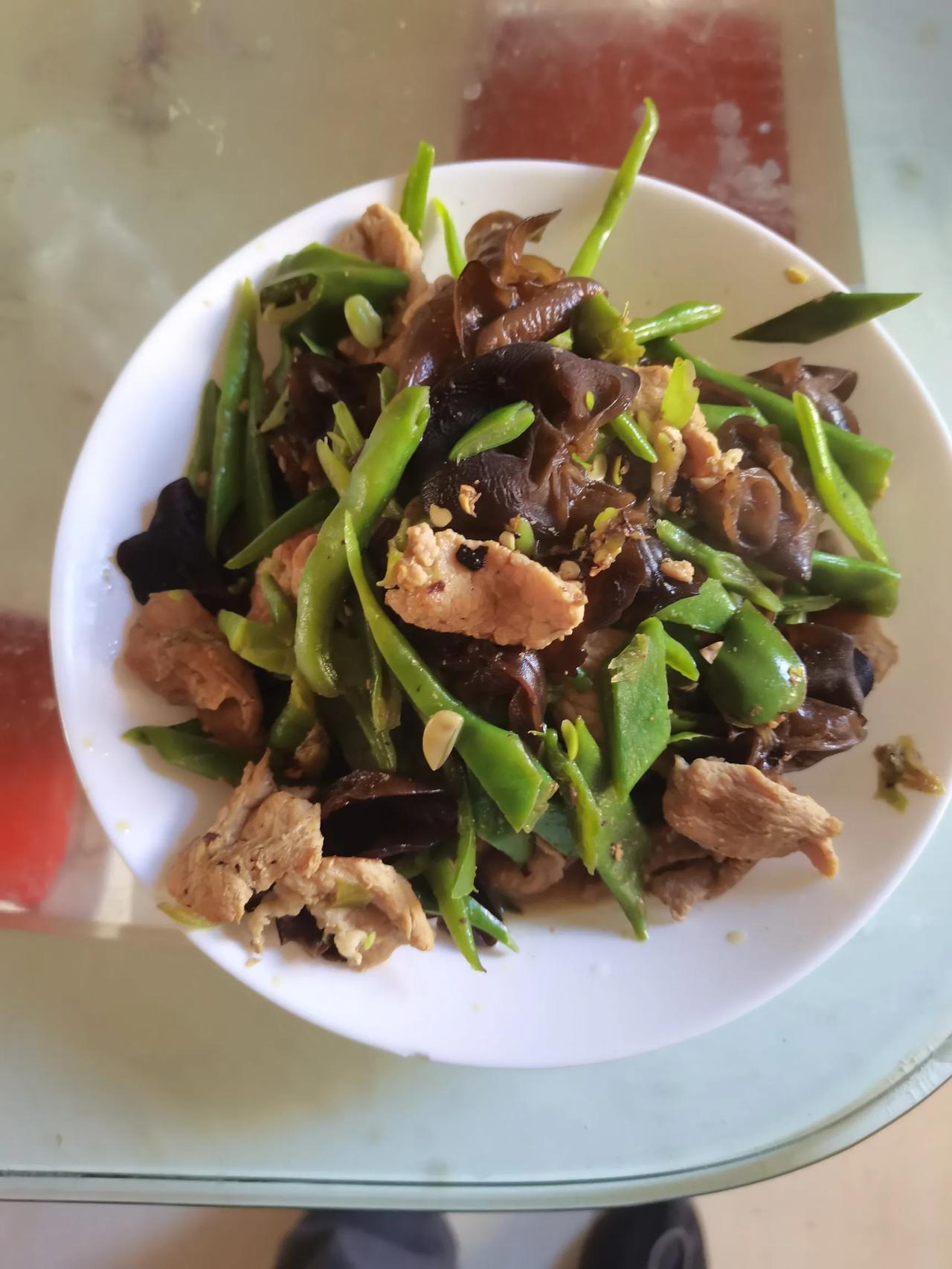 大家看，我做的这盘芸豆木耳炒肉片小菜，可以打多少分？
菜市场买来新鲜嫩芸豆300