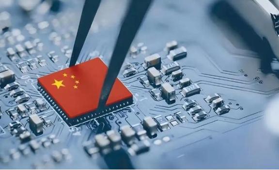 中美芯片之争，美国浪费了四年才发现自己上当了，在这四年中，中国采用你打你的，我打