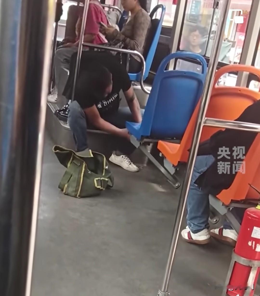 这位乘客应该享受免票待遇了吧！
一位提着工具包的乘客上了公交车，刚坐下就发现座椅