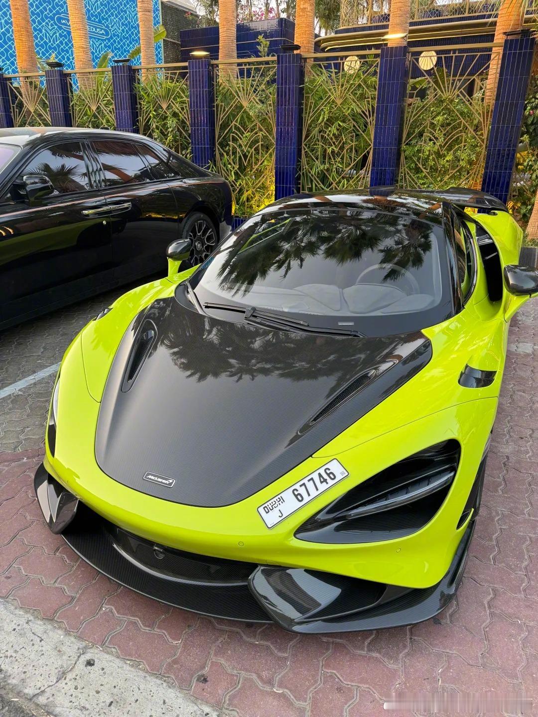 McLaren 765LT Spider，这车牌位置真特别，是迪拜车牌吗？ ​​