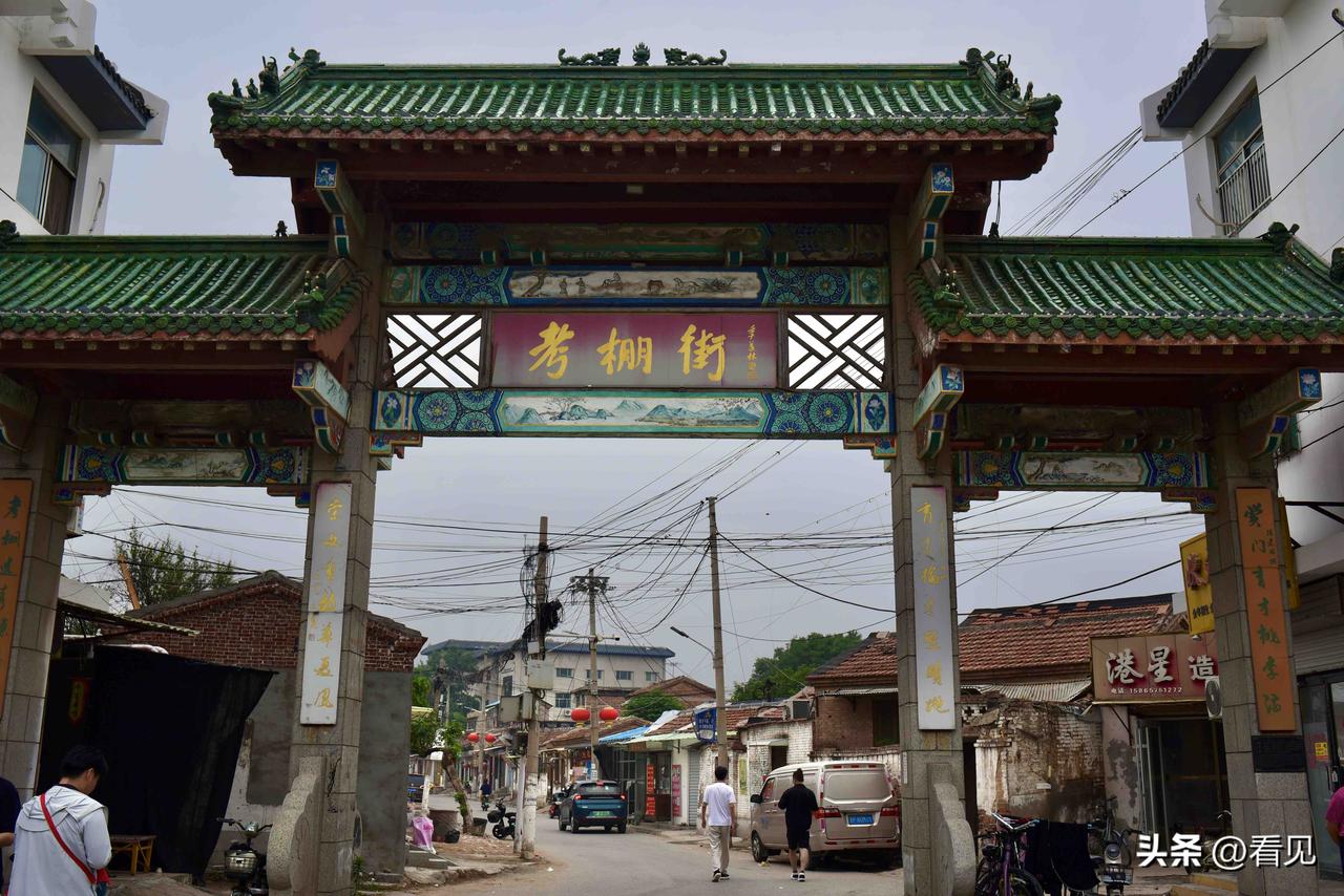 走进临清中州古城考棚街，青石板路串联起整条街的百年烟火，一间间传承数代的老店，藏