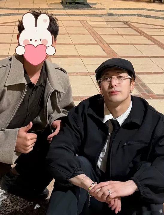 王嘉尔你手机掉了被这个大大咧咧的王嘉尔笑鼠了哈哈哈！到处跟人拍照结果手机掉了！王