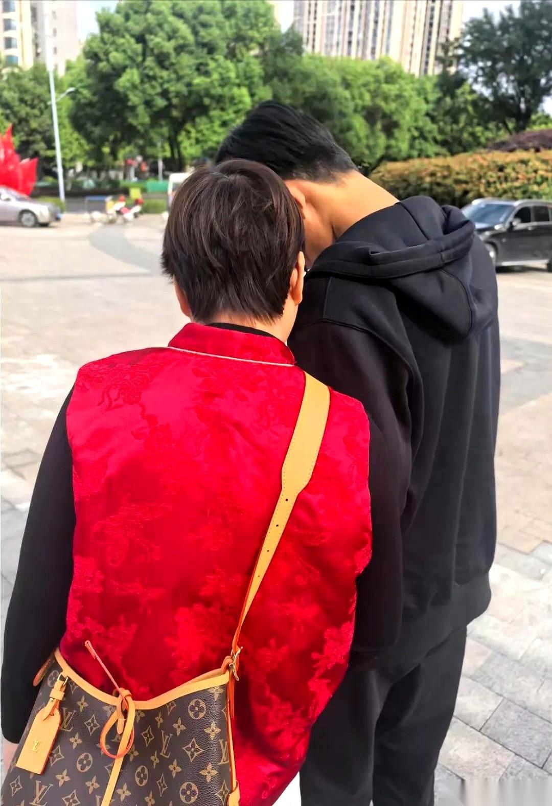 这张服务区拍的背影照，我能看一整天。
真的。
阿东的开心，是那种恨不得昭告天下、