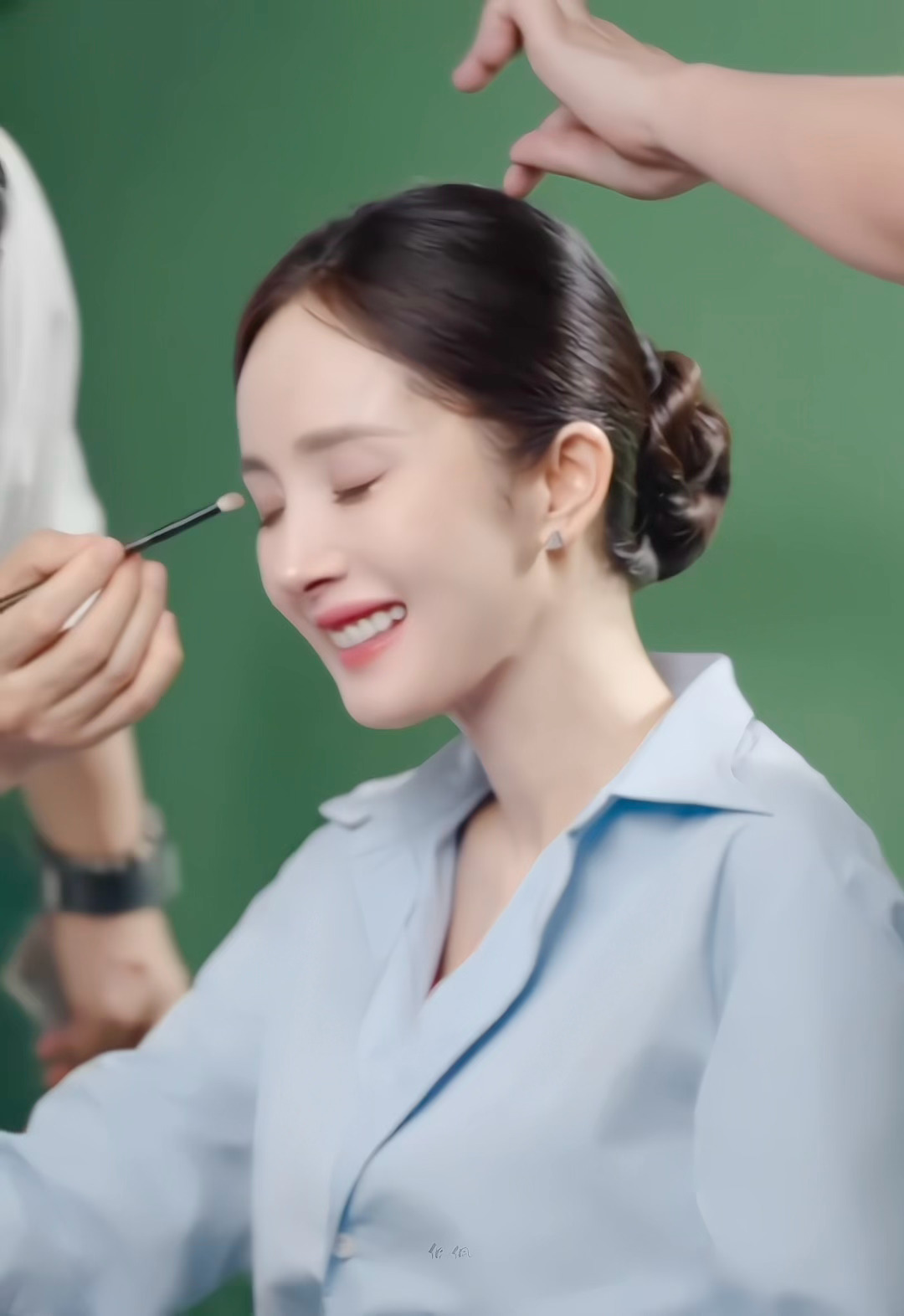 杨幂  最喜欢小幂的月牙笑了！你知道吗？你的月牙笑真的很迷人