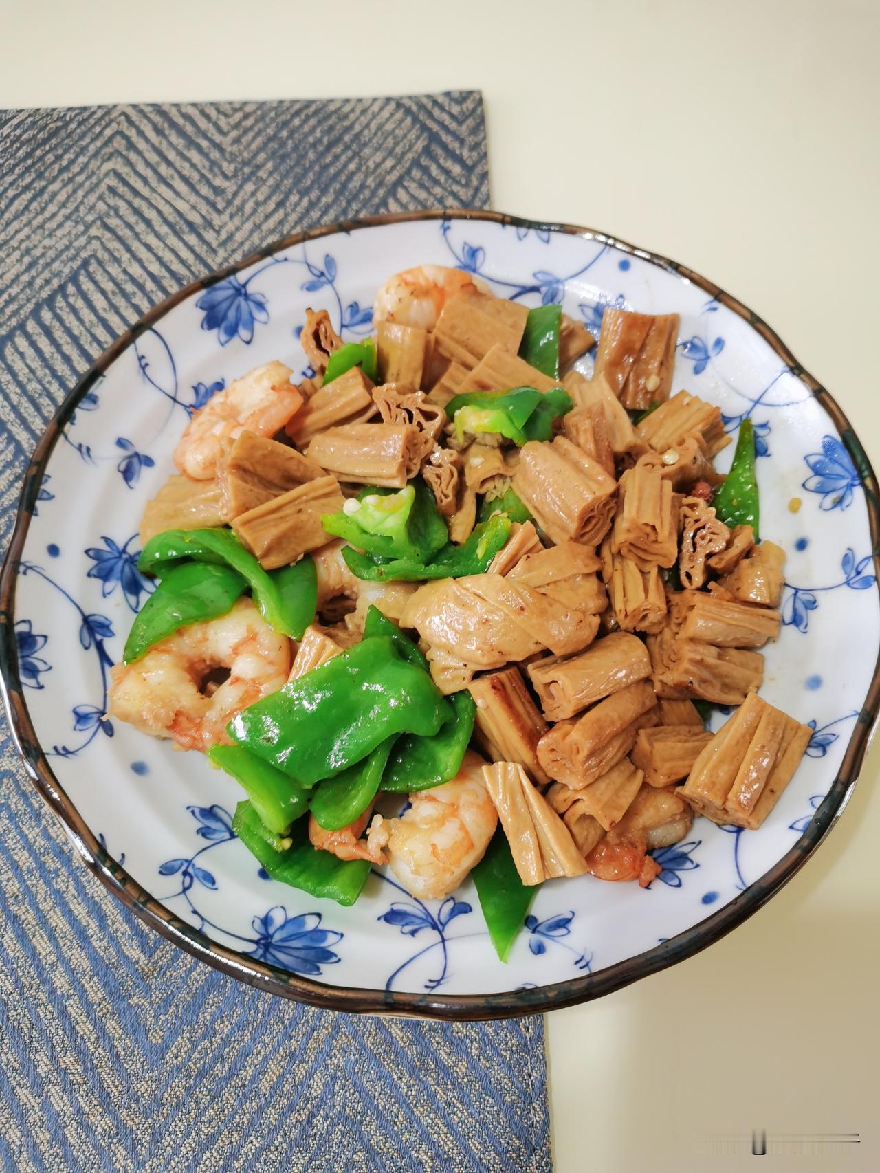和老友一起吃铁锅炖。我光顾唠嗑，锅里的肉全被他吃光了。他笑着调侃：吃饭注意力不集