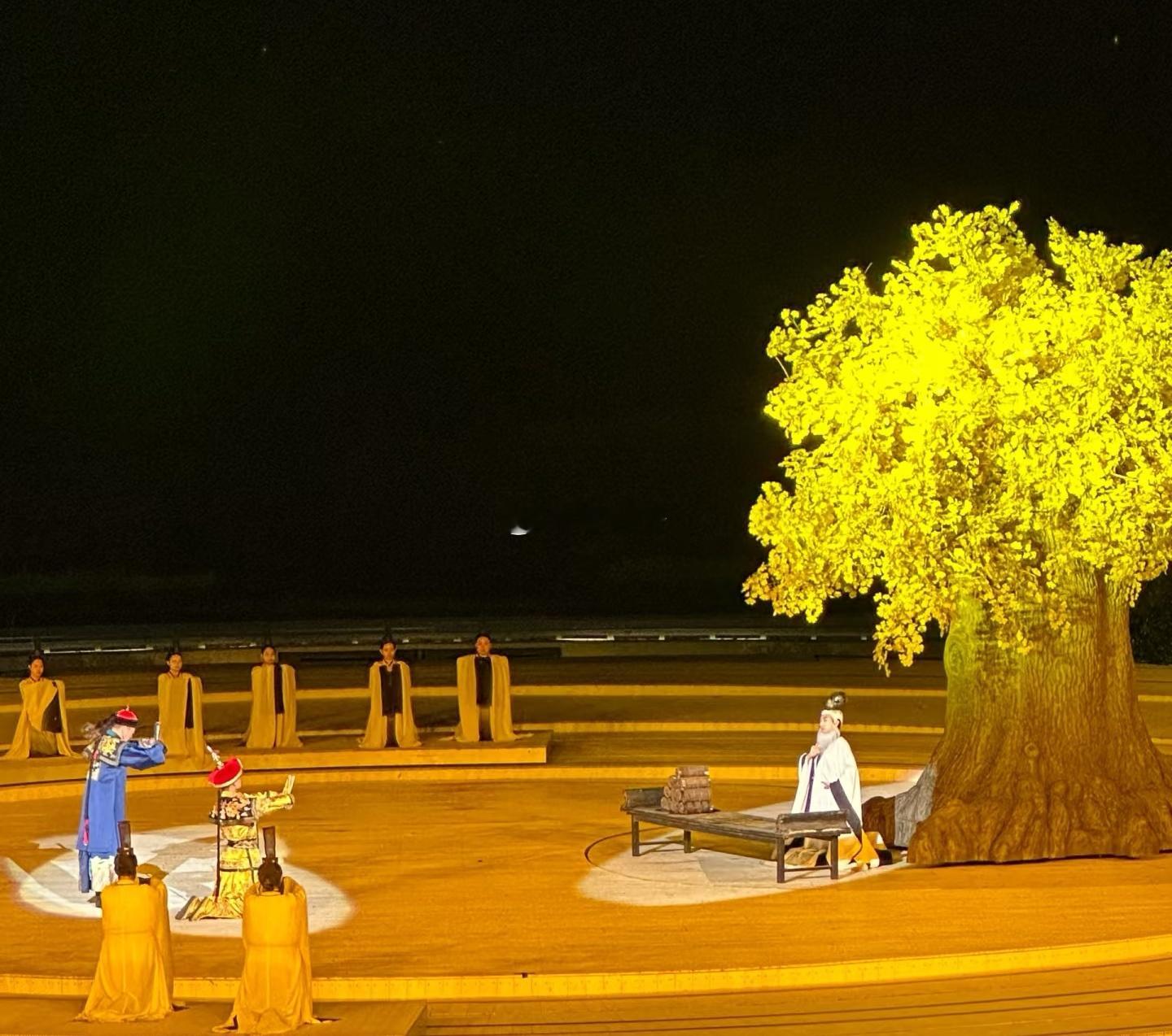 承德市是国内唯一一个市中心立“清帝像”的城市。造像为一身旗军戎装的康熙。在承德，