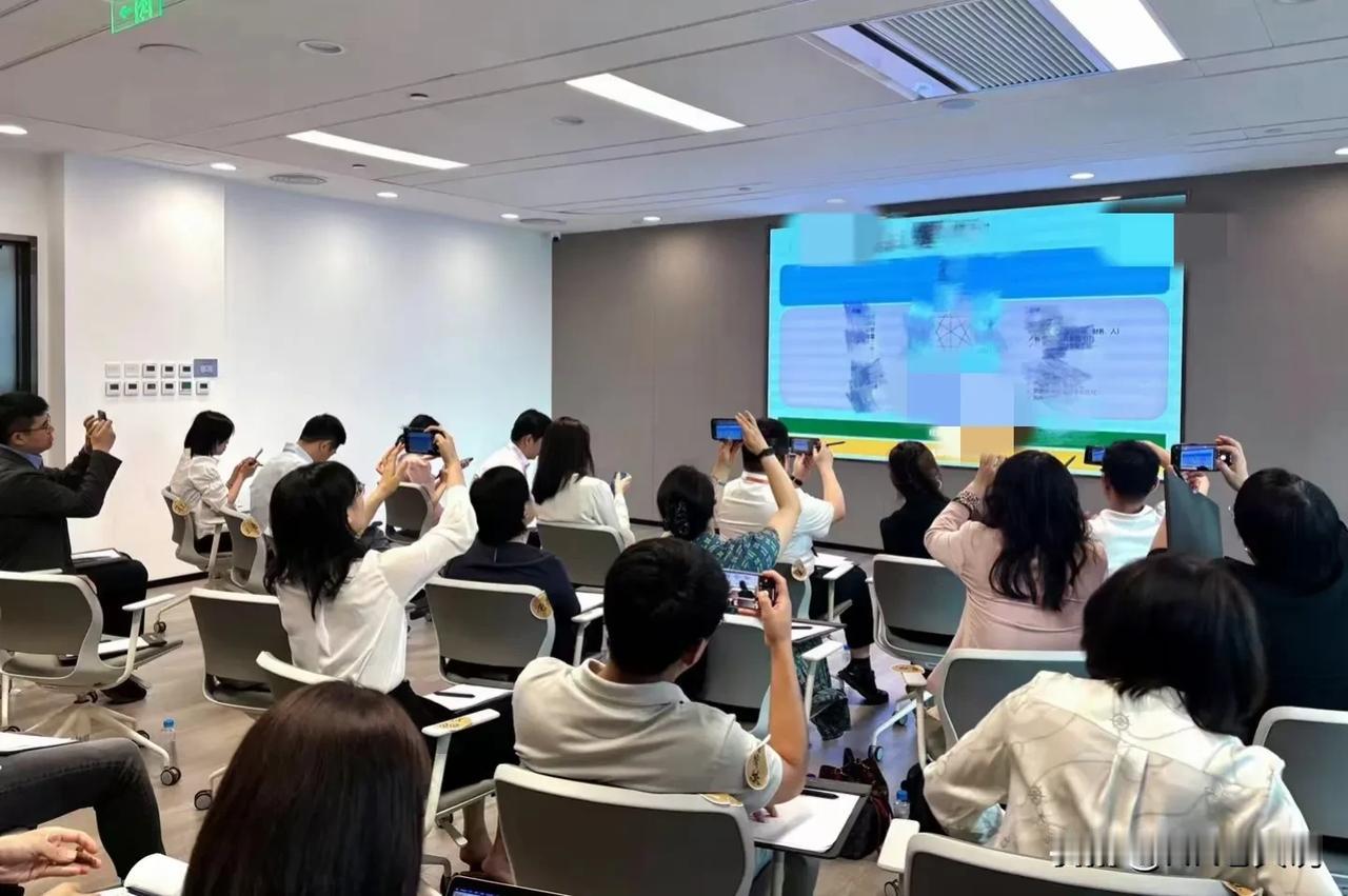 周六一大早接到HR总监指示：明天下午有个《如何低成本高效优化员工》的沙龙会，你去