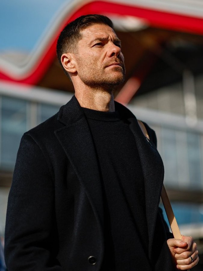 阿斯：哈维·阿隆索找到了理想的阵型。防守时采用 4-4-2 阵型，进攻时则采用 