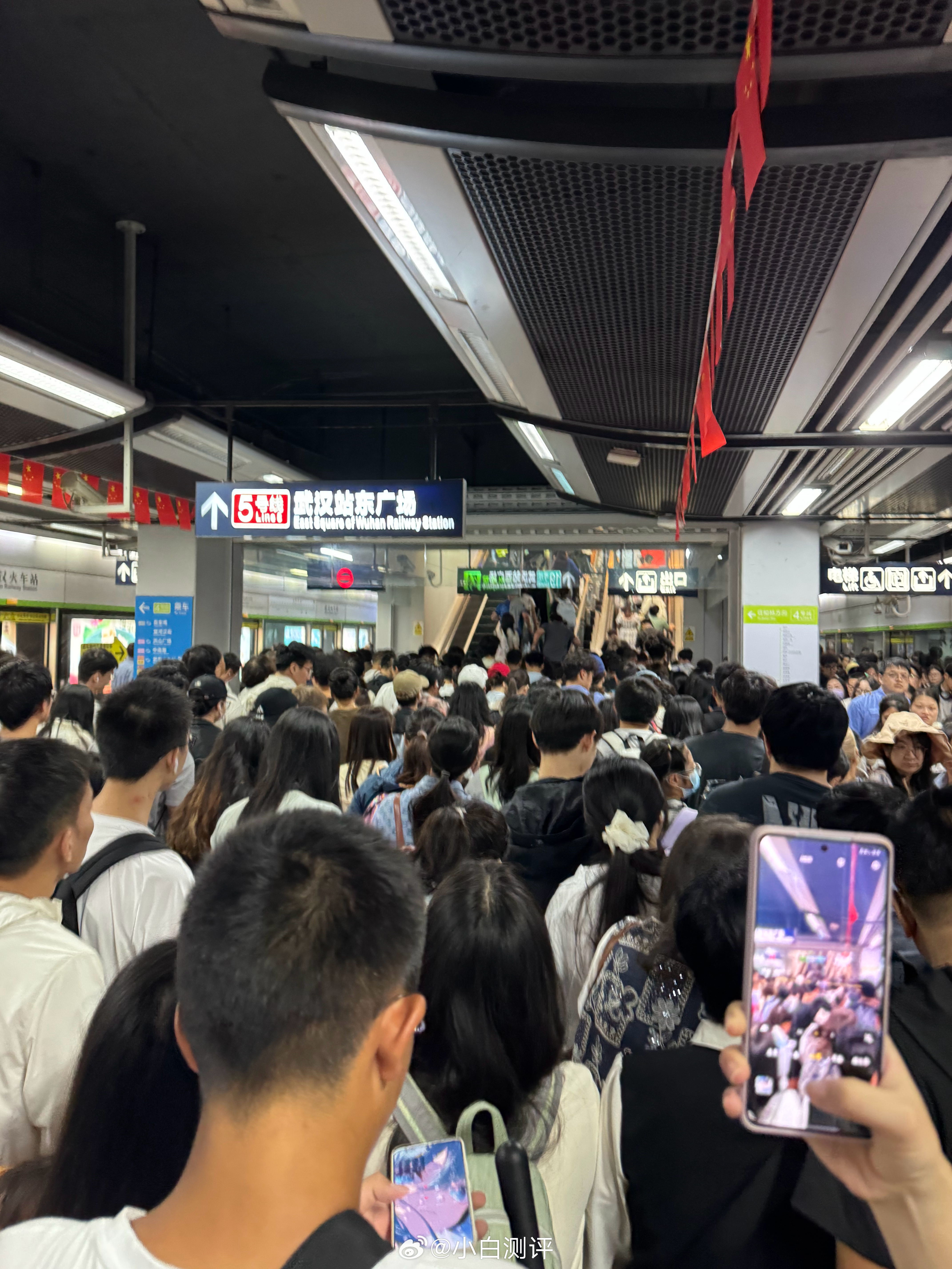 国庆 第一天高铁站现状[跪了]大家都出发了吗？目的地是哪[doge] ​​​