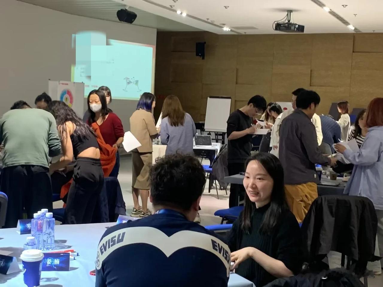 今天研发部门要解聘一个才来了两周左右试用期员工，一问原因是整个部门都在忙，这个新