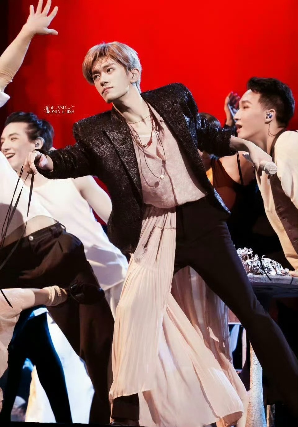 好野啊千玺 这个易烊千玺演唱会为什么不是我在看😭 ​​​