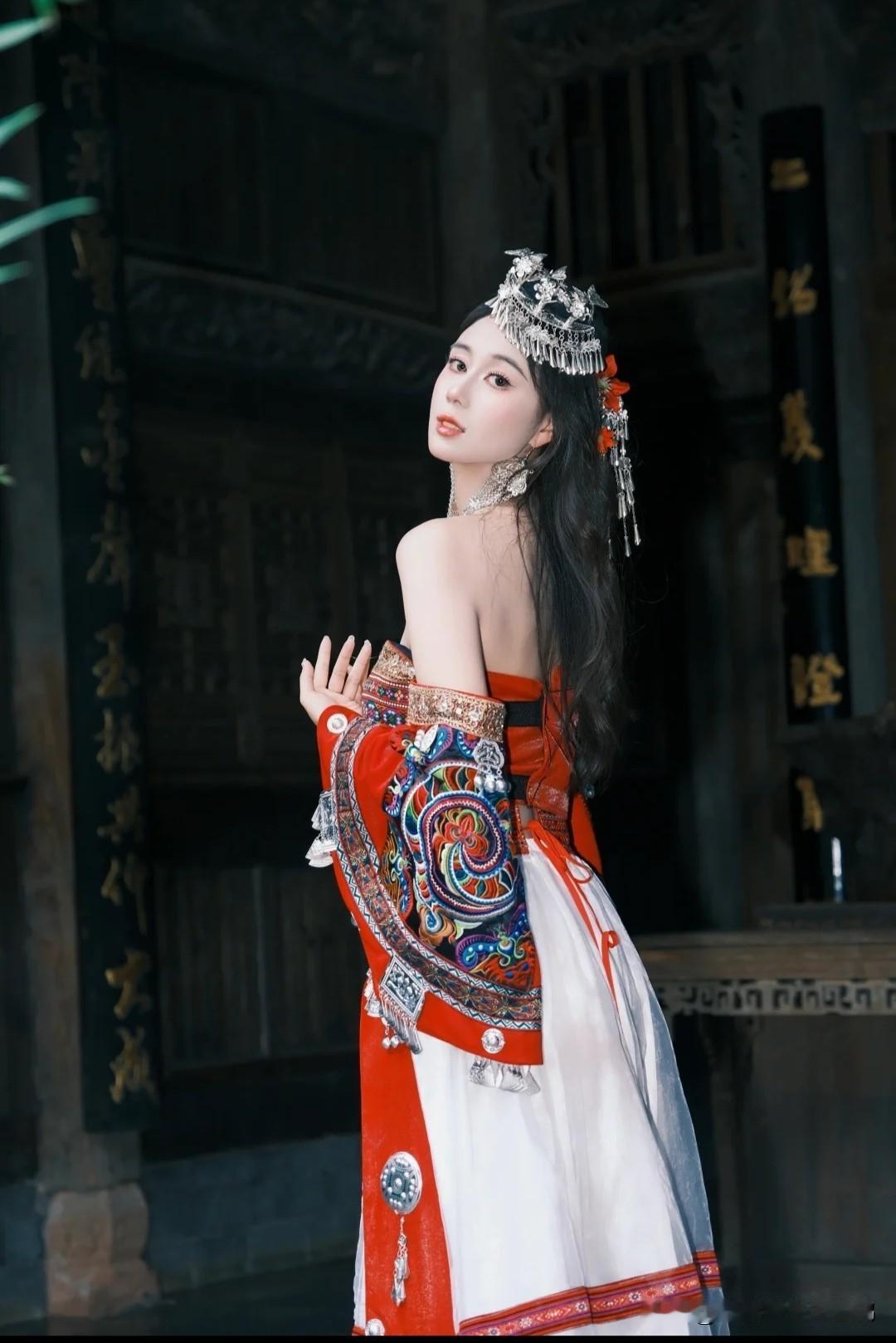 赌王小公主全新旅拍曝光！苗疆少女造型露肩出镜，凹凸身材完全不输当红女星

最近何