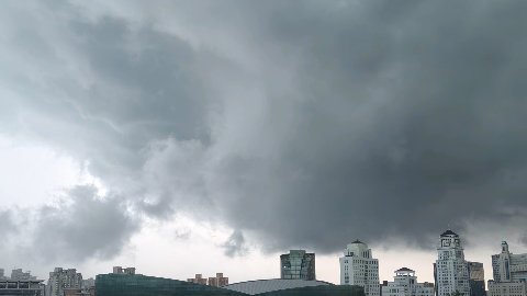 上海突发强雷暴我去 上海现在那么吓人吗 上海的朋友们还好吗 注意出行安全啊 太恐