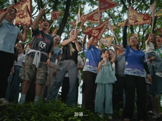 端午节广东人有自己的F1广东限定水上F1火热开赛，民间龙船车手各显神通，河道漂移