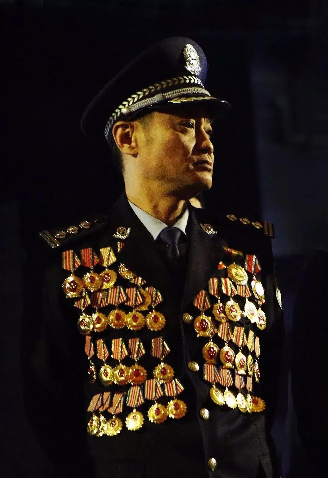程鹏，中国共产党党员，一级警督，兰州铁路公安处技术侦查大队大队长。先后立个人一等
