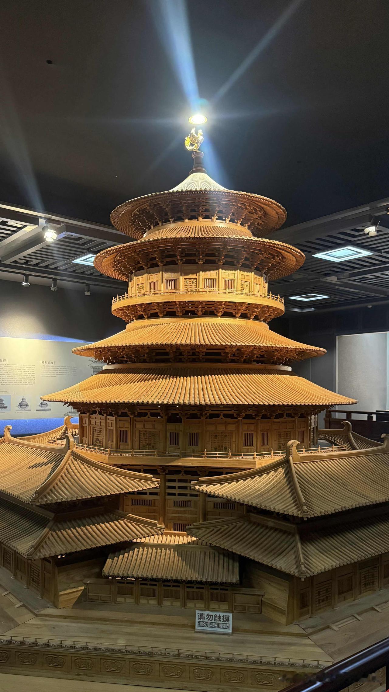 洛阳的景致毋庸置疑，只是这几日天气实在酷热。幸好办了旅游年票，闲来去往应天门走走