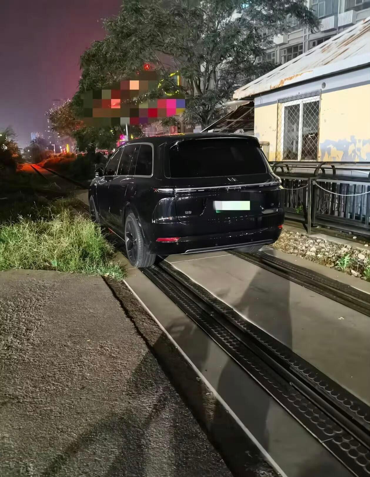 大v聊车 这个停车是不是有点离谱？？[吃惊][吃惊][吃惊] ​​​