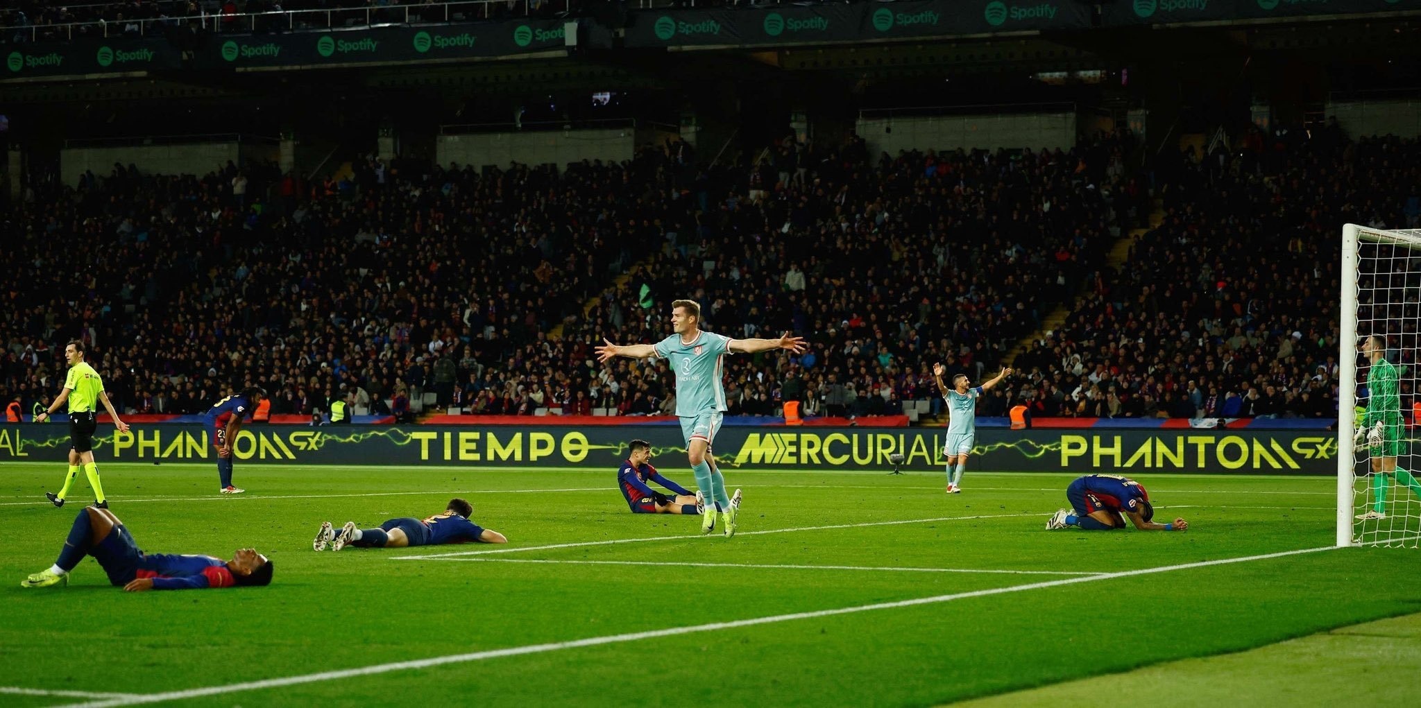 秋风萧瑟天气凉，草木摇落露为霜。展诗清歌聊自宽，乐往哀来摧肺肝。   