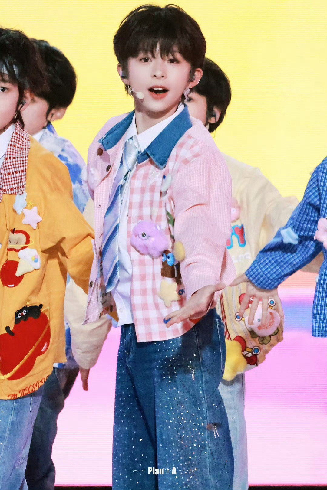 余政霖 五代顶级视觉中心小兔子警官🐰卖萌如同呼吸般简单 