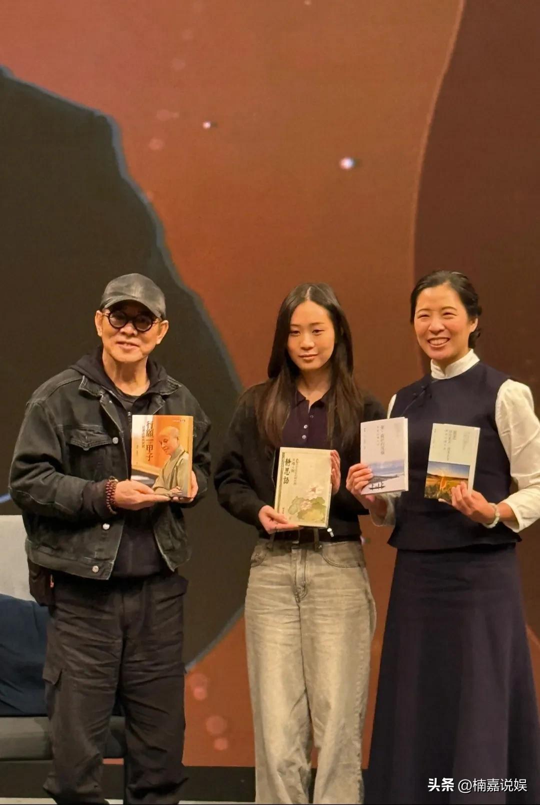 李连杰应邀请，现身台北一书轩讲座，真人看着挺显老的。
他戴着黑色棒球帽，还戴着眼