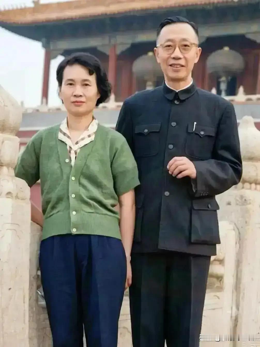 末代皇帝与未曾加冕的“皇后”故宫合影：昔日只存追忆，现实才值得追求！

清朝最后