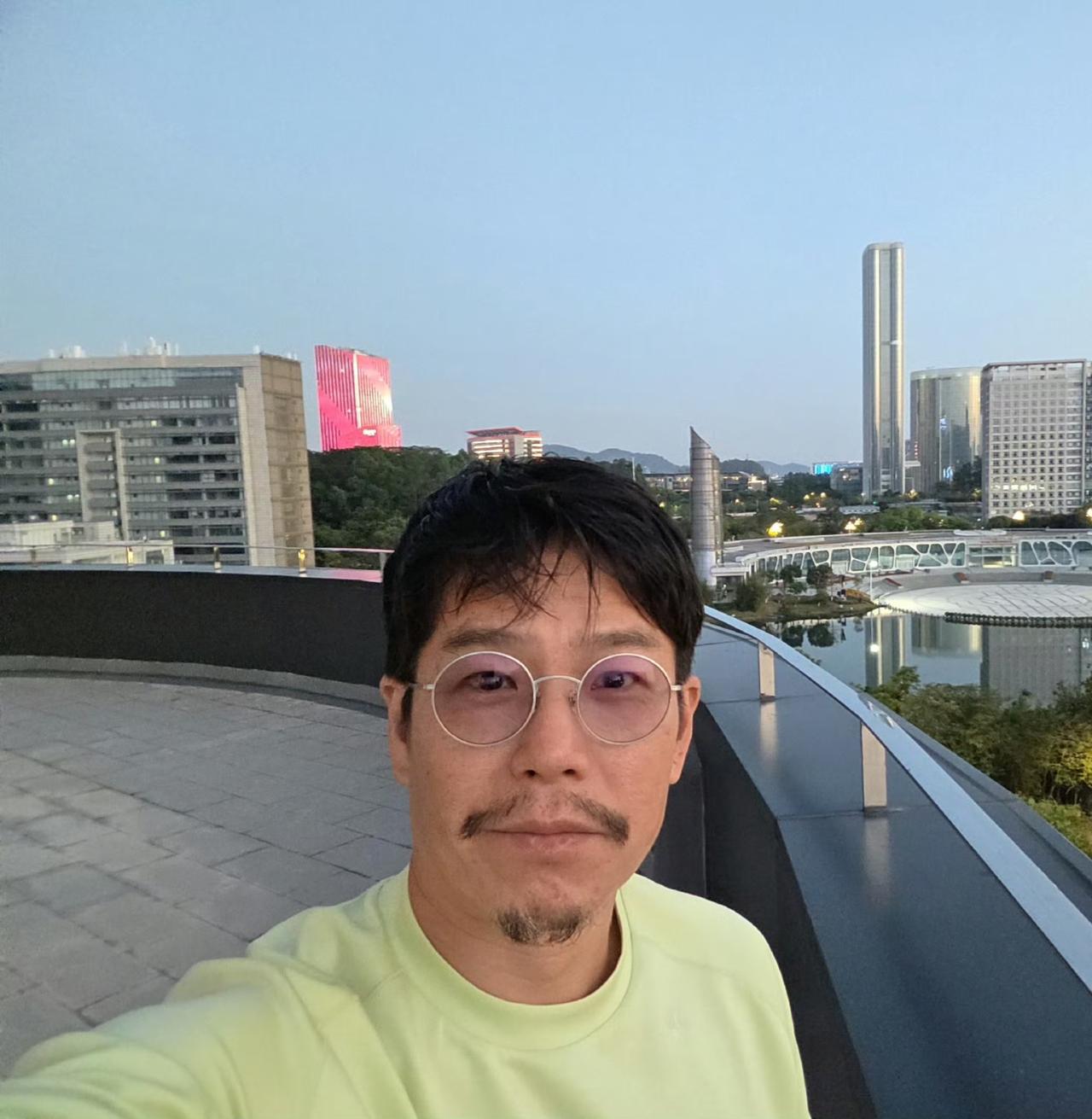 林晓峰“包皮哥”模样有变，今日，林晓峰更新动态晒出一张自拍照，自拍照片中他佩戴圆