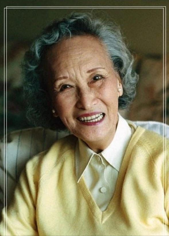 1973年，58岁的郑念拒绝出狱，她需要一个道歉。突然，暴跳如雷的监狱长，狠狠地