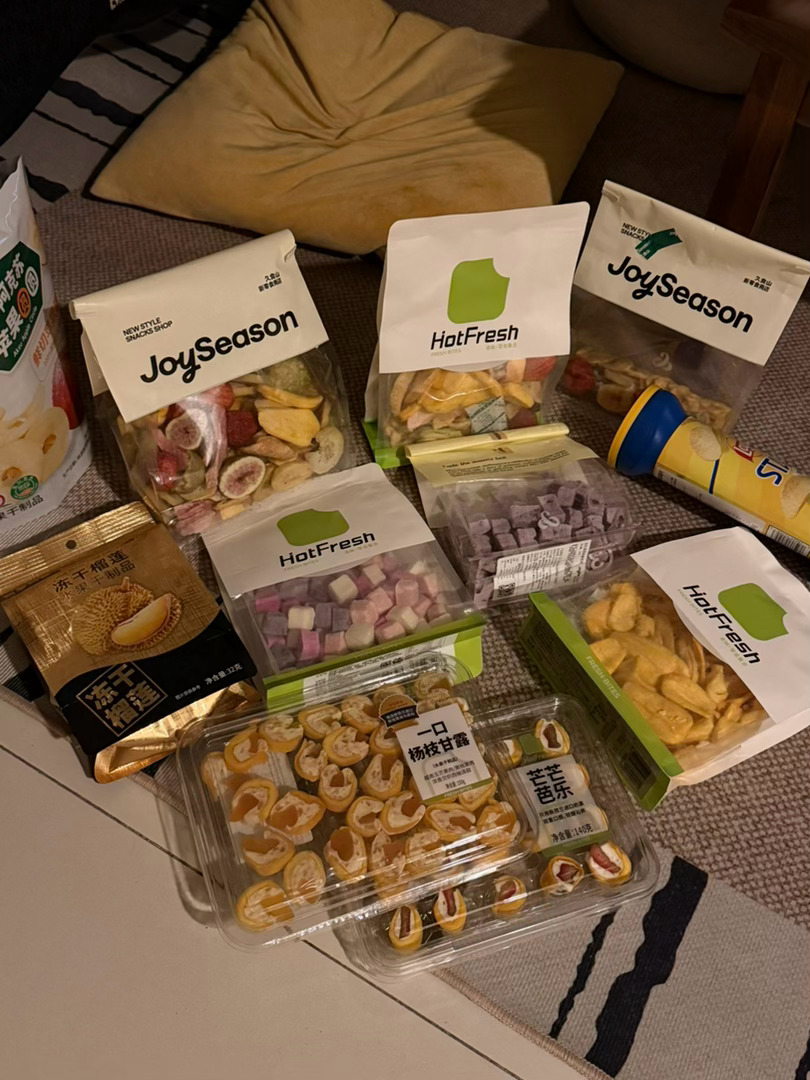 绝味鸭脖为啥卖不动了现在的新零嘴儿实在太多了，不是说食物新，而是卖法新。取个暗含