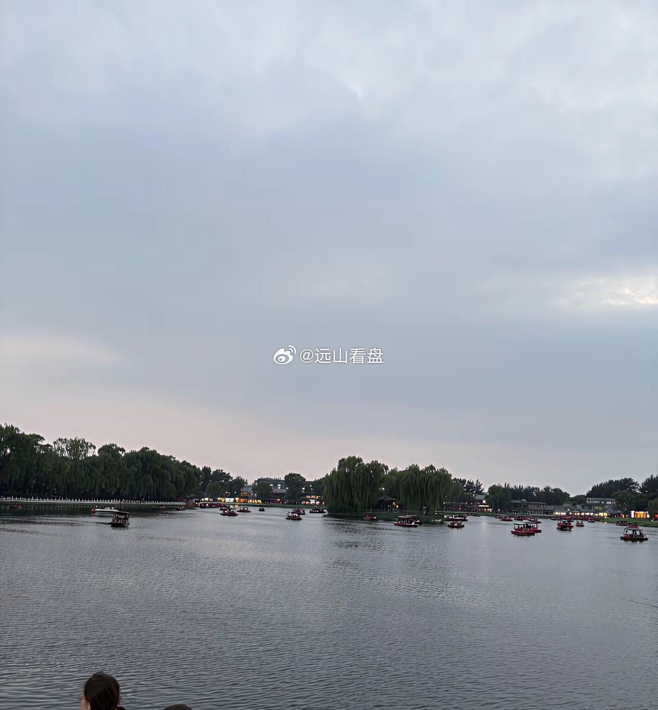消失掉的几个行业1，卖报纸的报亭2，街头擦皮鞋的小贩3，走街串巷卖豆腐，叮叮糖之