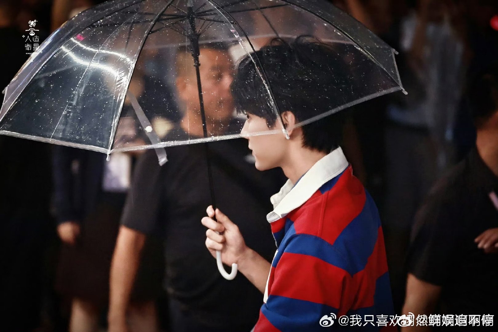 周翊然空气投篮诡异地像ai不想睡的星期五 猝不及防的搞笑瞬间！采访环节好好的，周
