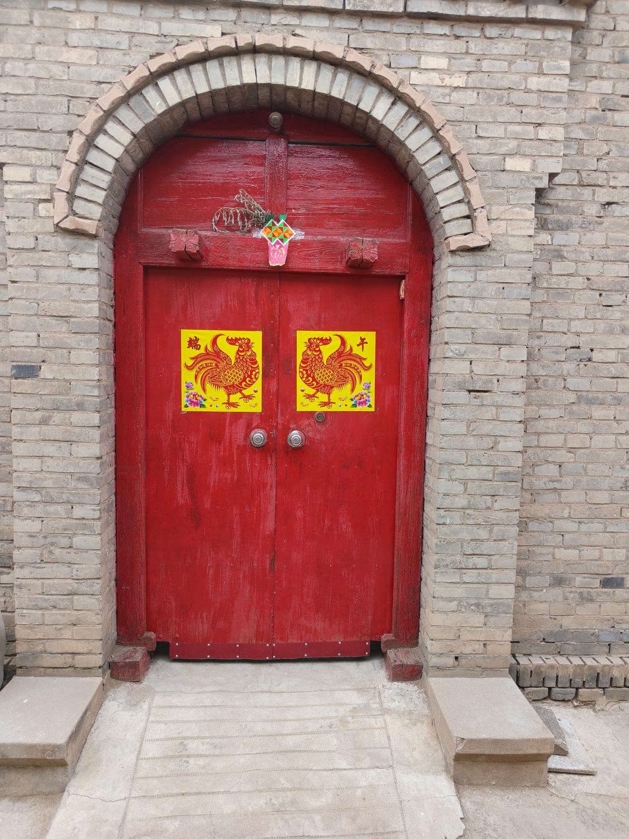 红门吉鸡，应县寻常人家

走在应县老巷里，灰砖矮墙层层叠叠，忽然撞见这么一扇红木