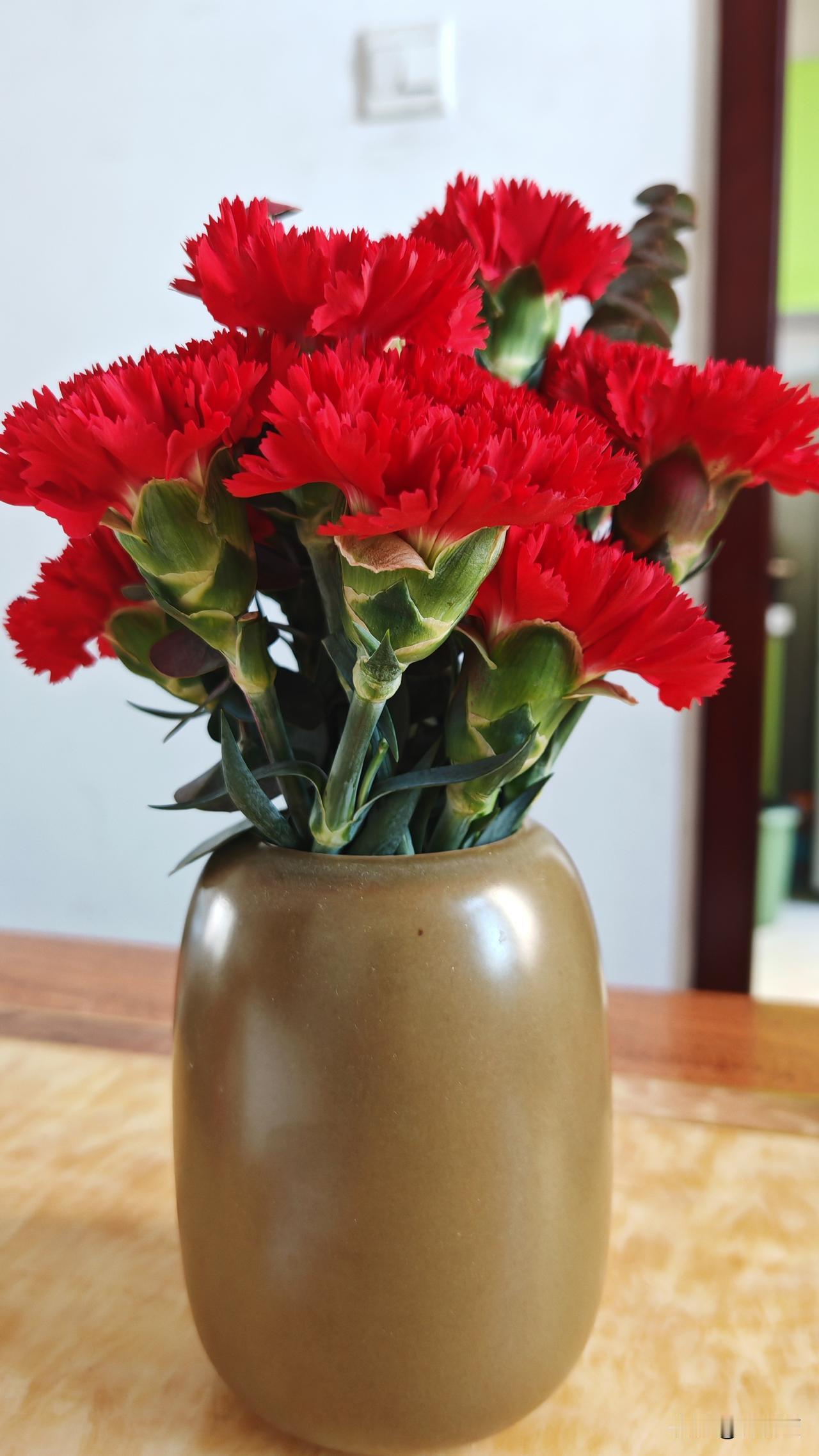 美衣是有能量的，要会穿
搞事业就穿黄色
做啥都不顺就穿红色
人多的地方就穿白色