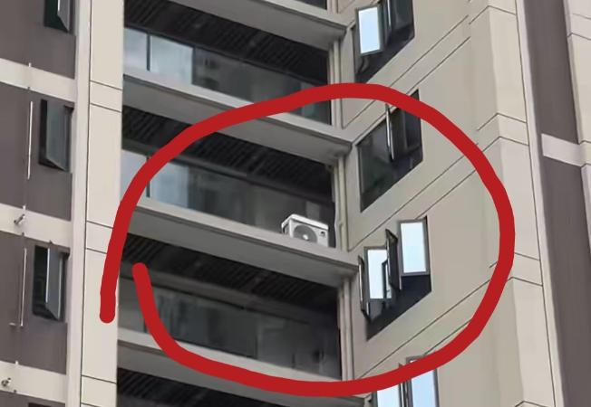 福建福州，一男子下班后回家，突然发现自家的窗户前，竟然多了一台空调外机！仔细一研