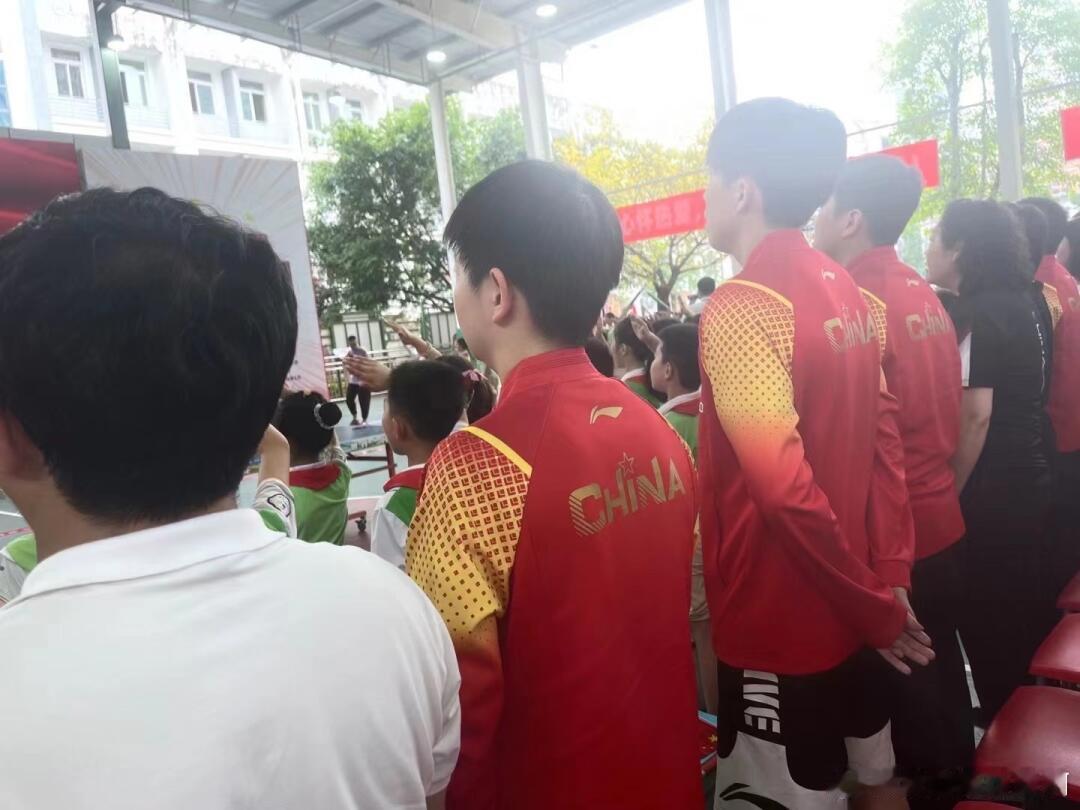 王楚钦孙颖莎 连背影后脑勺都好看的两个人 ，太排队了[笑哈哈][笑哈哈] 