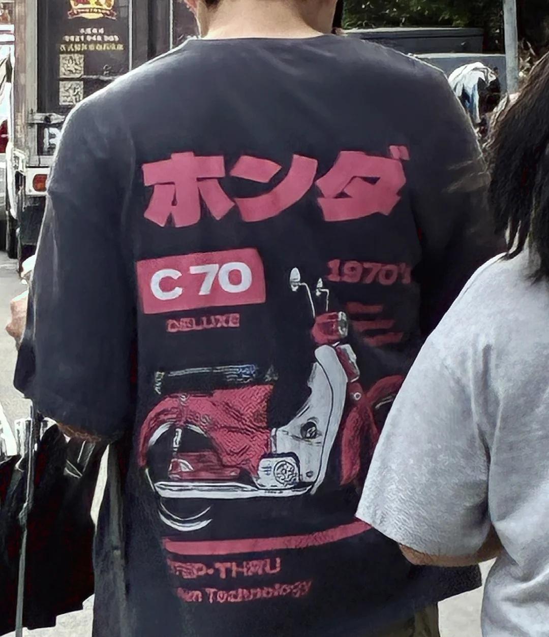 很棒的有為青年！不僅喜愛老車！且有品味！嗯！
情怀老车 经典怀旧老车 情怀 情怀