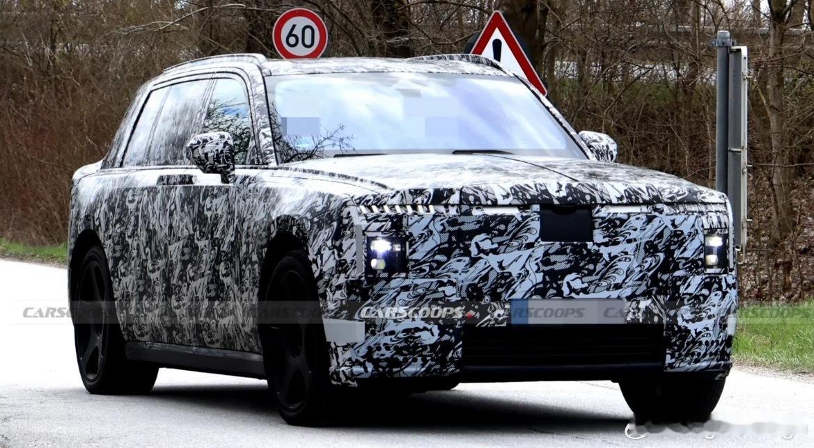 劳斯莱斯纯电库里南新的谍照这前机盖原来是侧开的别说，还挺新的有点像个冰柜 