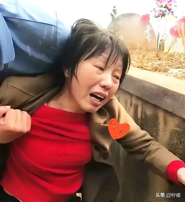 1984年，战士陶荣华壮烈牺牲，
那时他和妻子刚结婚20天。妻子拒绝改嫁，坚持生