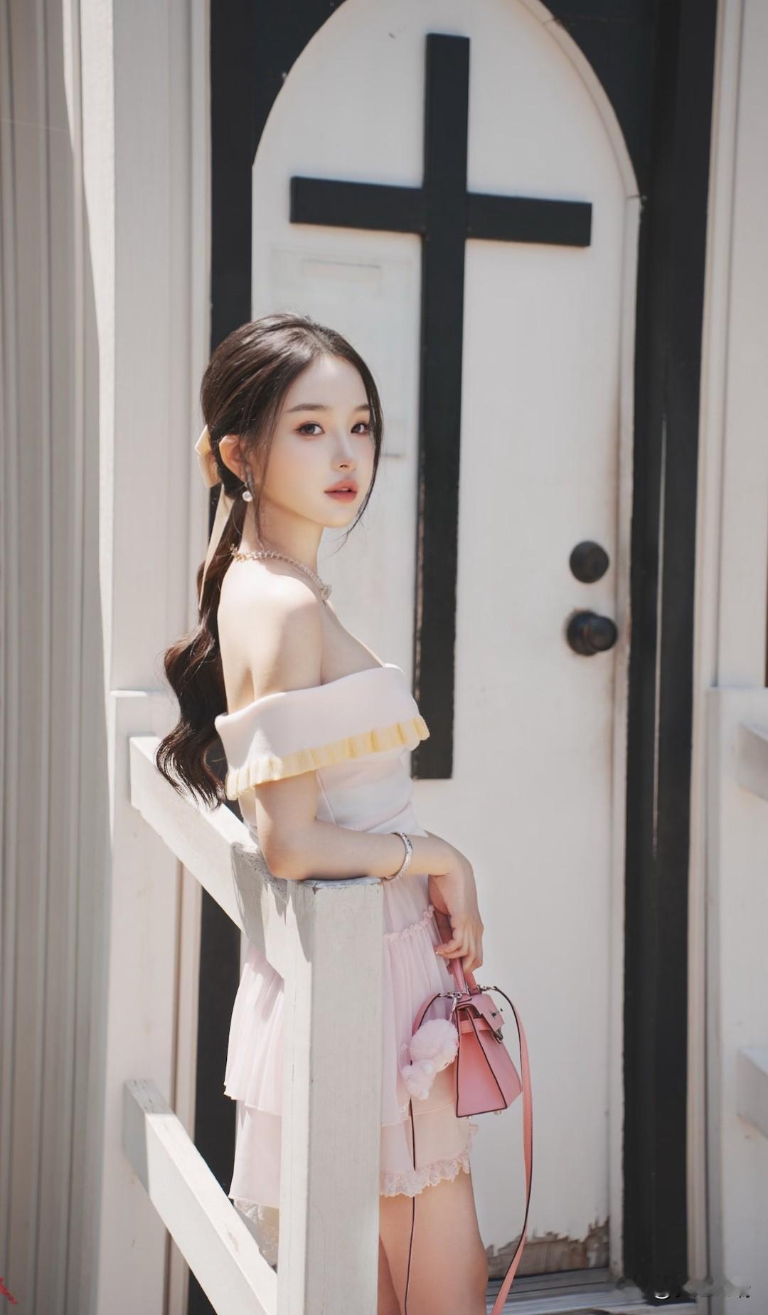 少女心满满，粉色裙摆，阳光下的甜美女孩。