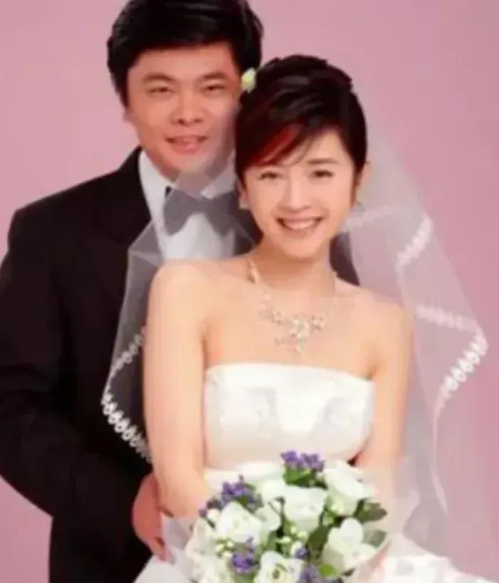 2002年，40岁的丁健对刚生完孩子的老婆说：“我给你1个亿，我们离婚，我爱上别