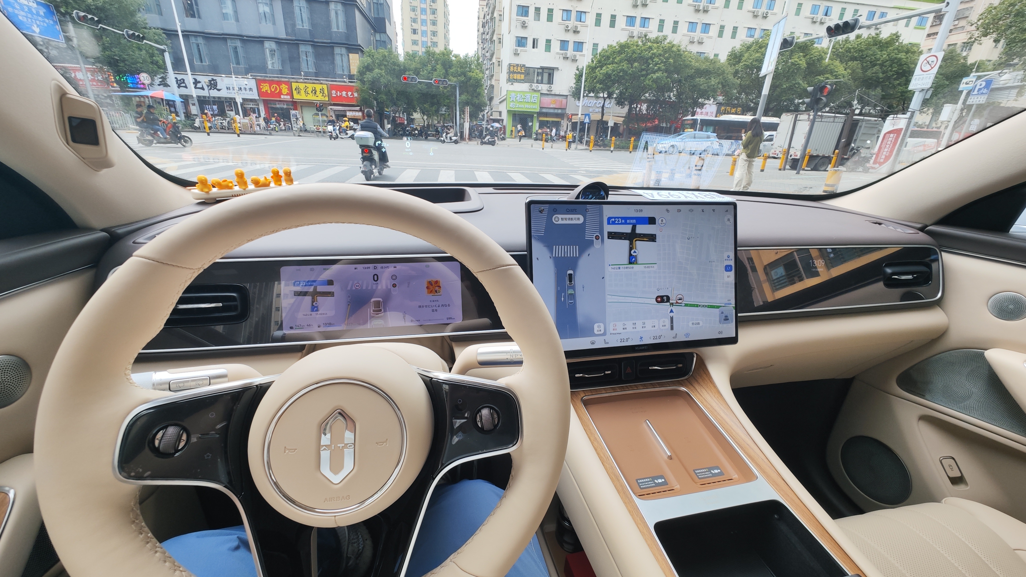 今天开 去广州参加发布会中途路过麻涌服务区，充个电上个厕所没想到增程版现在充电速