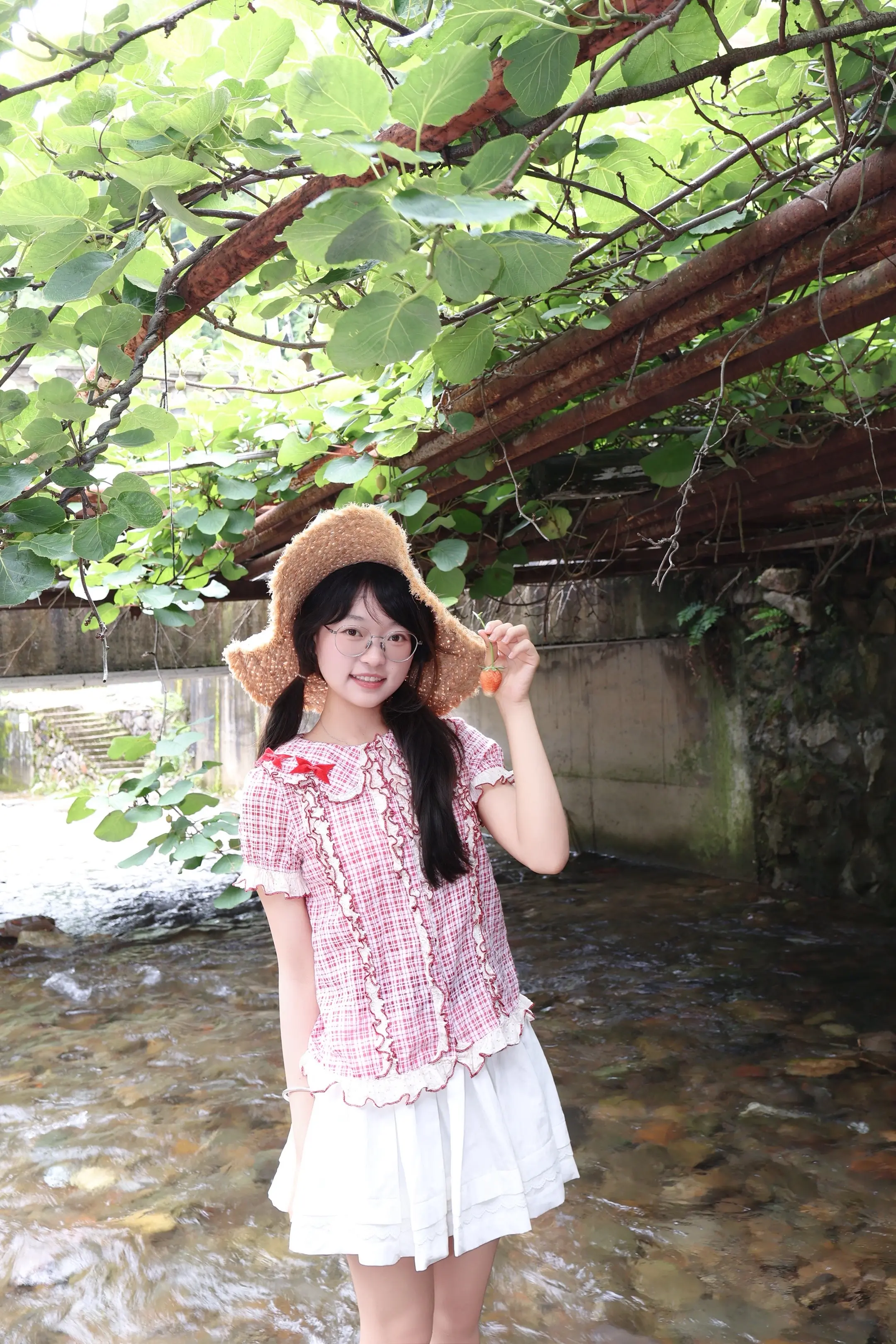 少女的心事散落在绿荫里