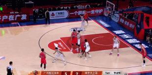 够硬！徐昕篮下要球，直接背转身强吃马内克，两分稳稳落袋！广东男篮vs同曦男篮
