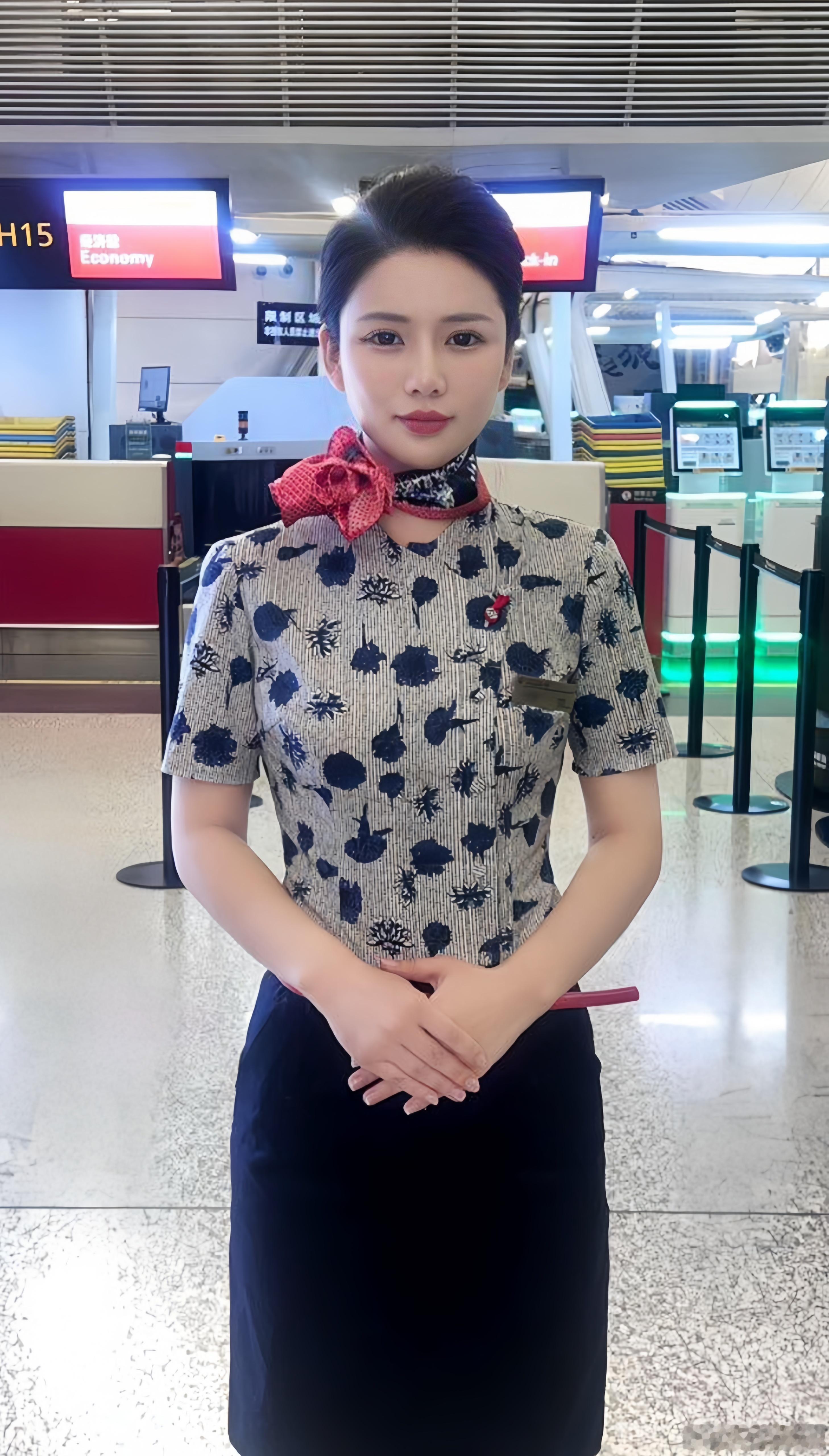 东航空姐的制服照，又美又飒。 ​​​