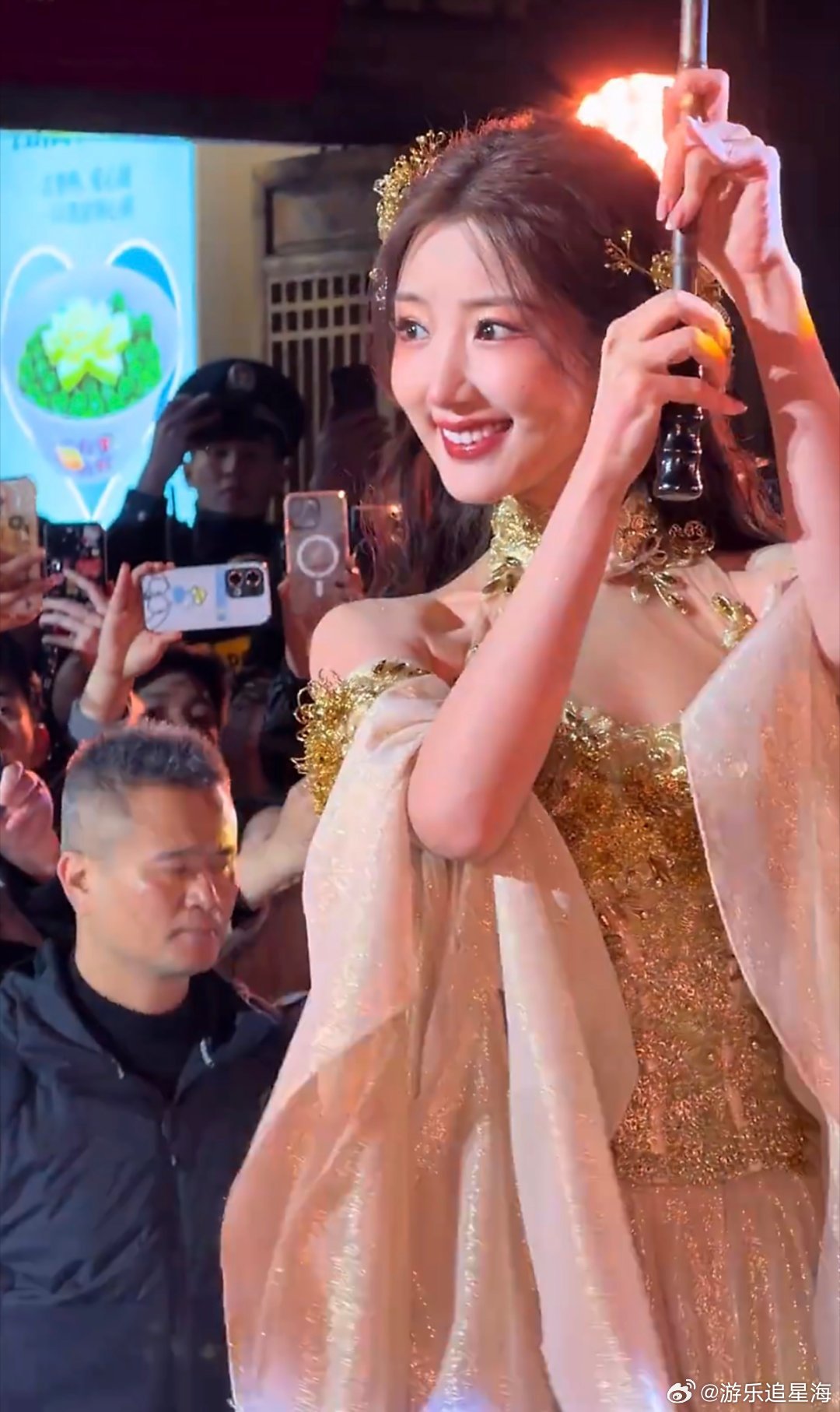 毛晓彤撑油纸伞跳舞 身段柔美，伞影翩跹，毛晓彤这支伞舞清雅又灵动，中式美学直接拉