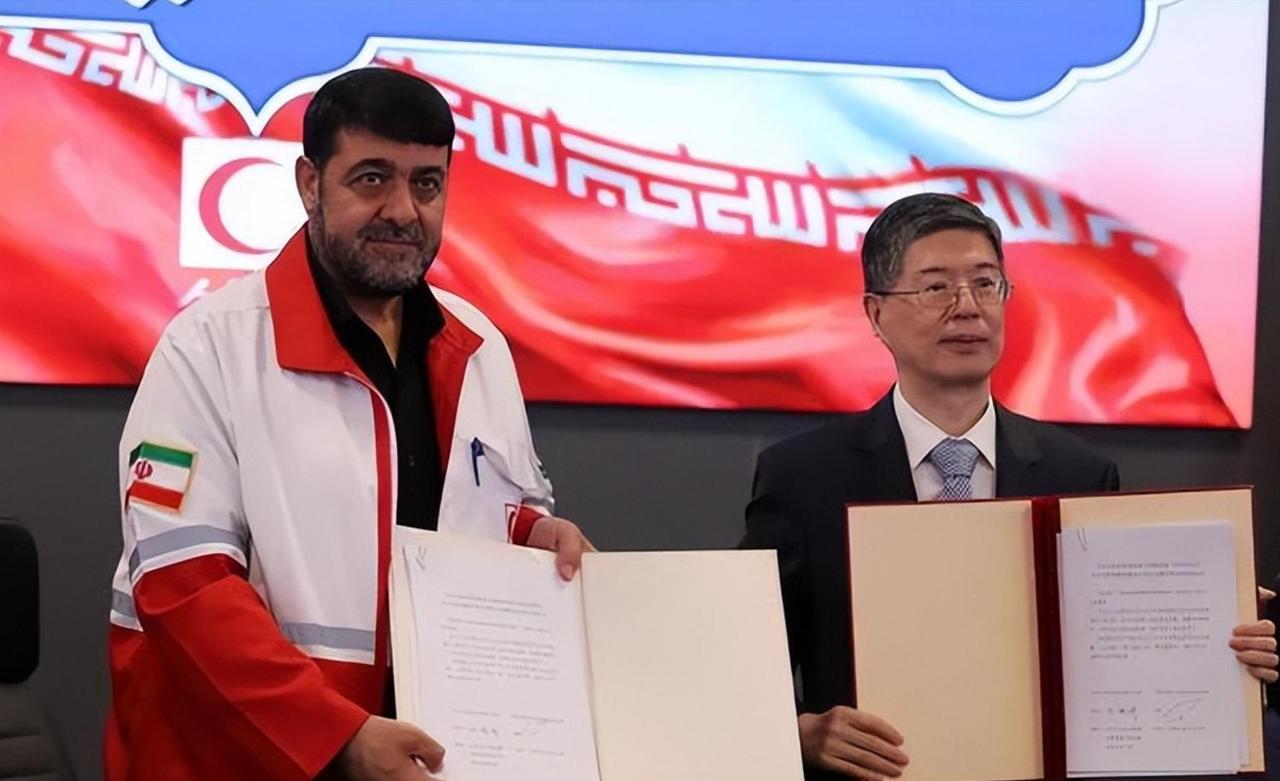 关键时刻，中国58吨援助物资及时送到，伊朗总统佩泽希齐扬出席交接仪式，公开感谢中