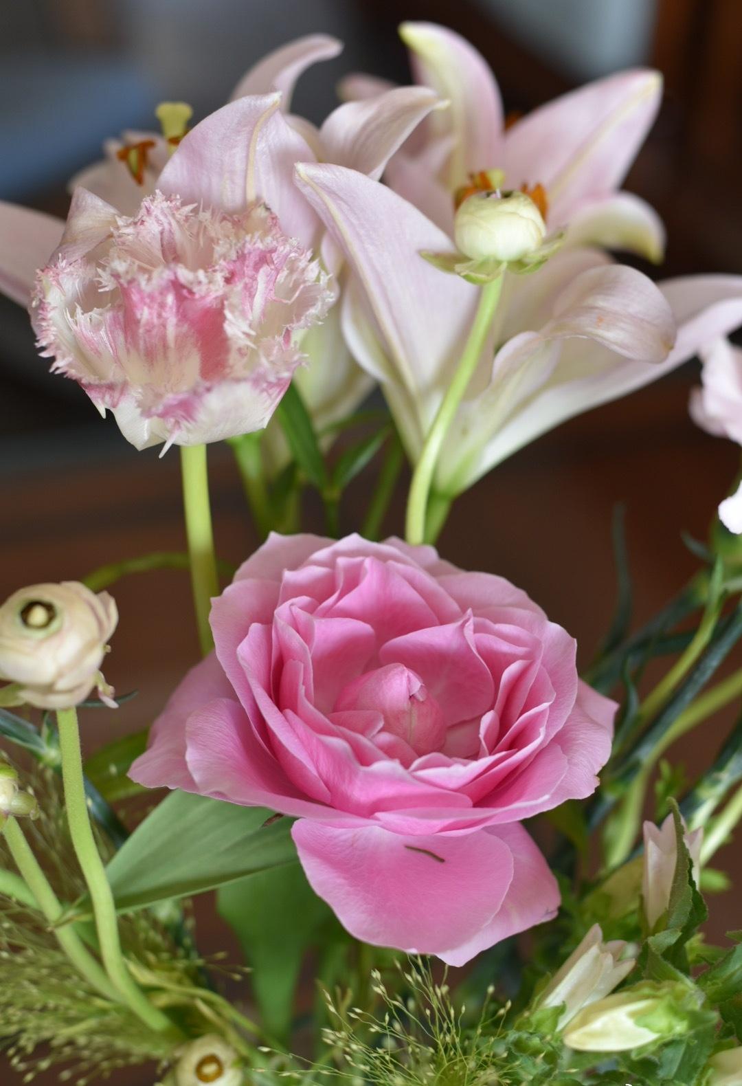 大年初八，正常上班，
嘴上喊着不想上班，六点的闹钟一响，
起床、洗漱、做饭、出门