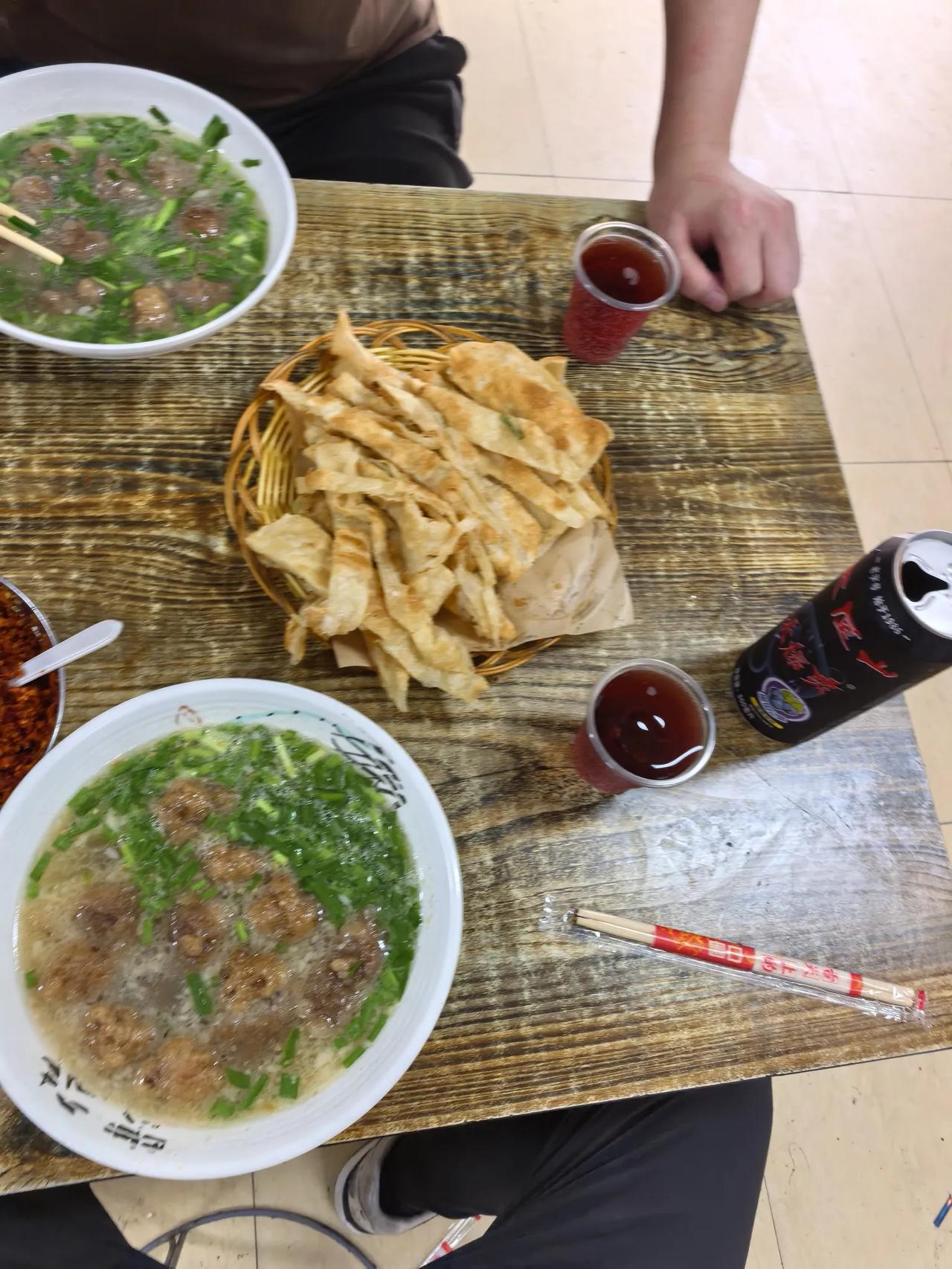 河南美食 焦作丸子汤，牛肉丸内部有一点特别纯的肉，他家的丸子不是特别焦，吃着刚刚