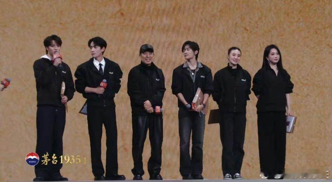 张艺谋说早就想和朱一龙合作了 张艺谋早就想和朱一龙合作，合作之后更是被他的演技惊