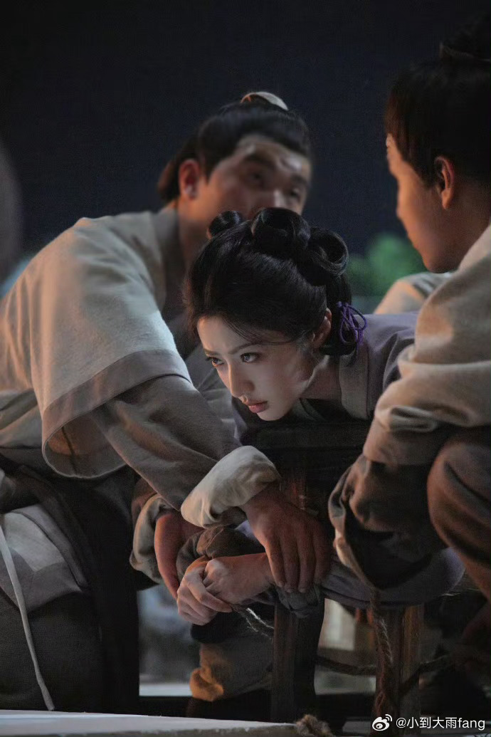 黄羿金枝里演谁啊啊黄羿杀青快乐！赵金枝这角色非你莫属，快播快播！黄羿金枝里演谁