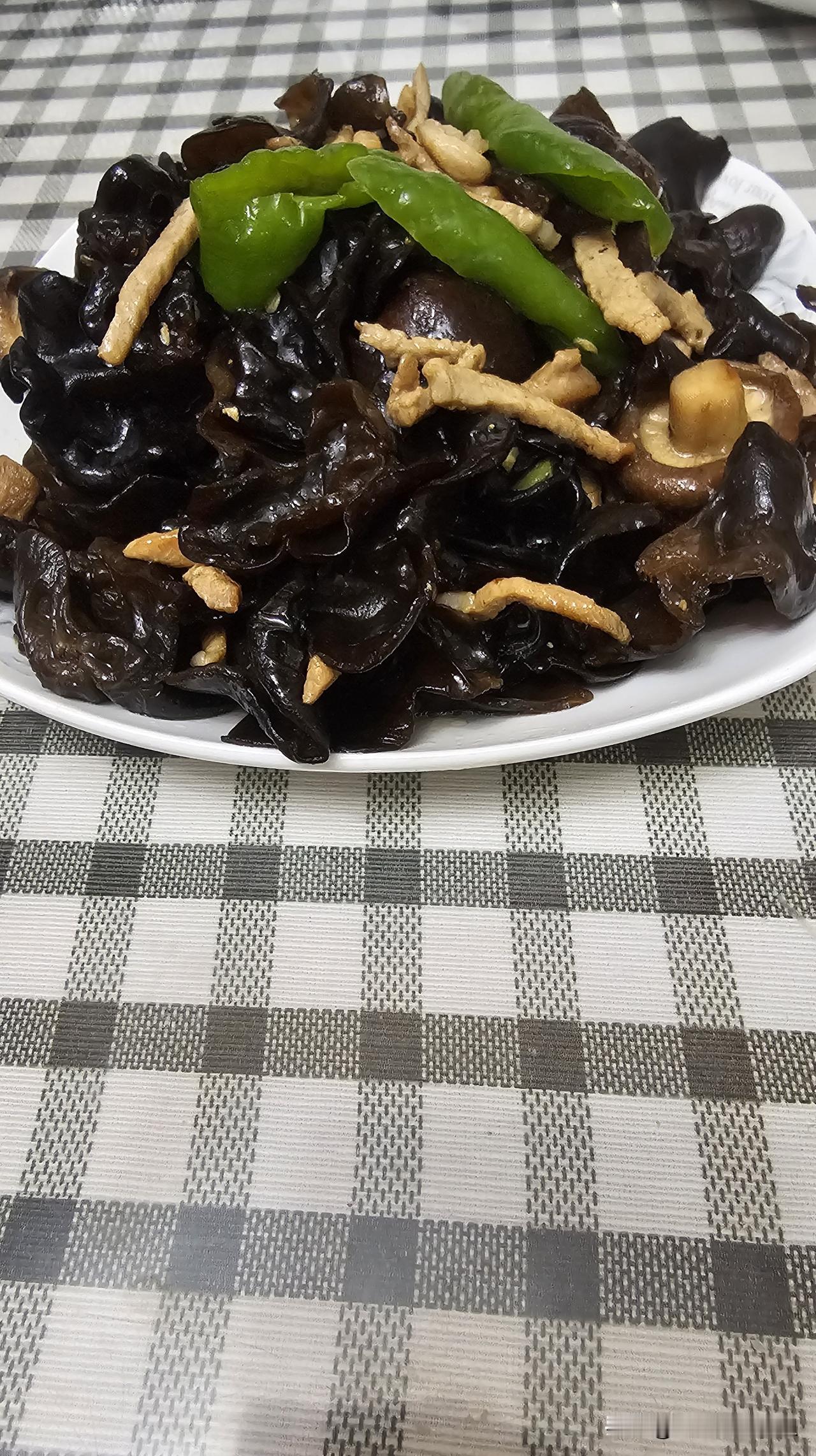 经常早上起来头晕晕的，我怀疑我可能也是高血脂。

前段时间我妹妹去社区体检，医生